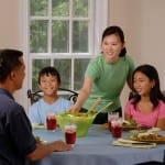 family-eating-at-the-table-619142_640
