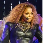 Janet_Jackson_on_stage_at_her_Unbreakable_Tour_in_2015