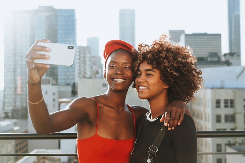 teens smartphone selfie