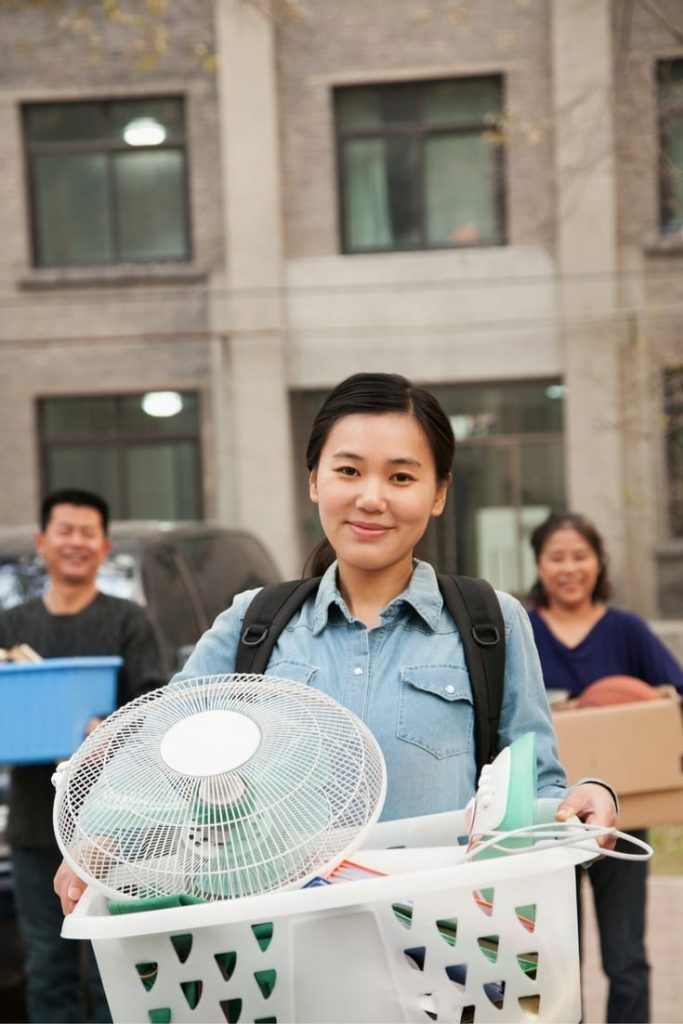 family helping daughter move in to dorms