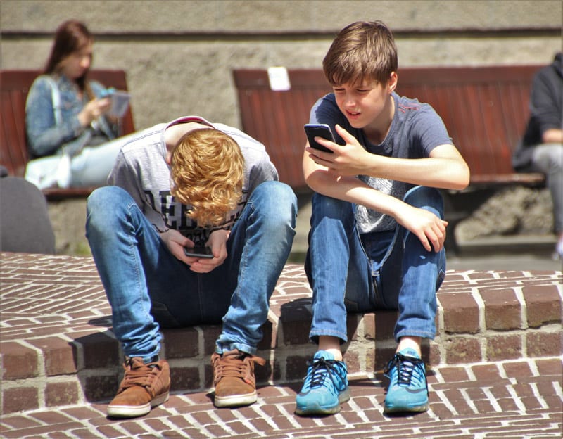 teens on smartphones