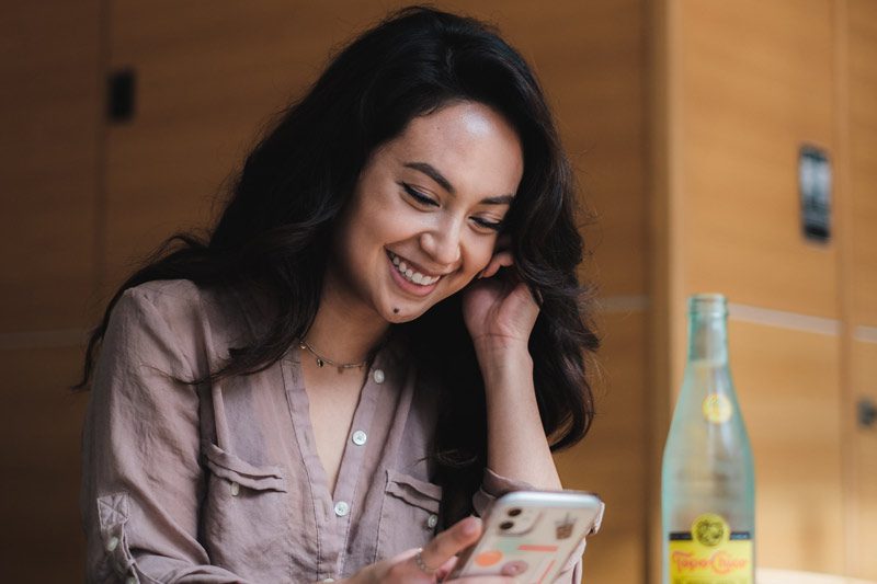 woman in café with smartphone.