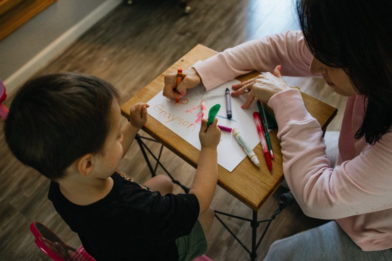 child coloring with therapist