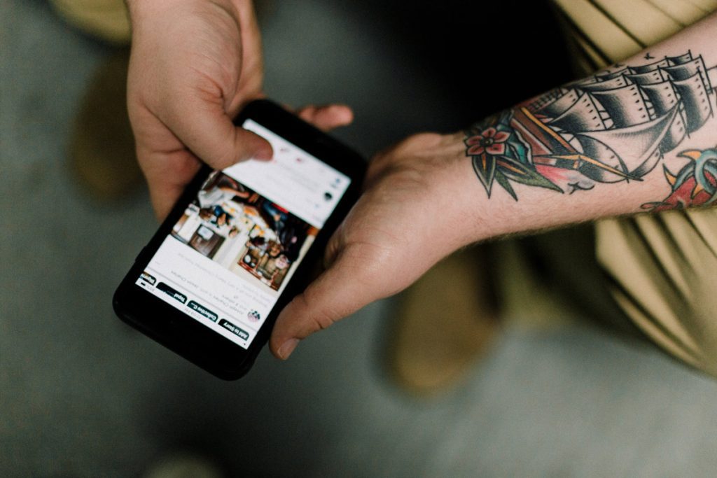 close up of man holding smartphone.